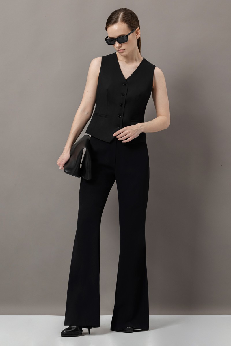 Жилет приталенного кроя